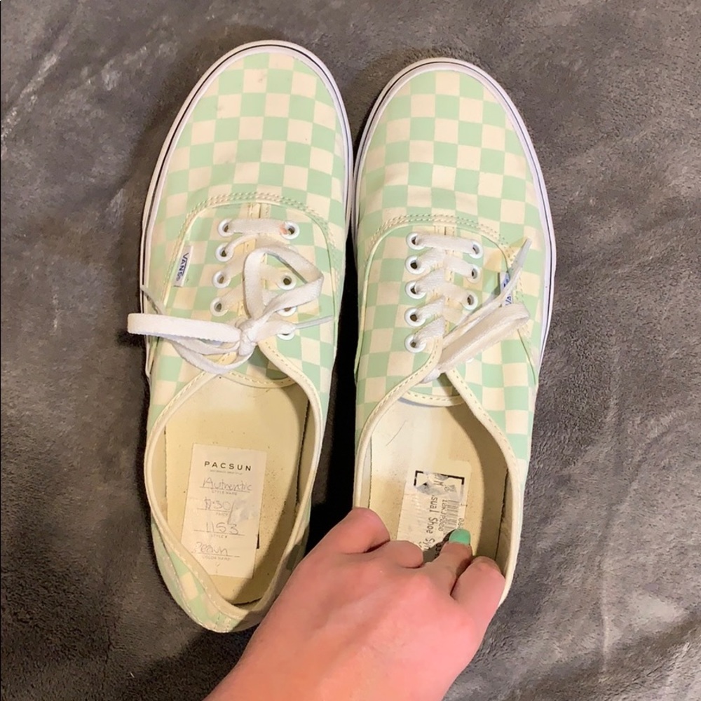 men size 10... cute for girls too !! barley worn